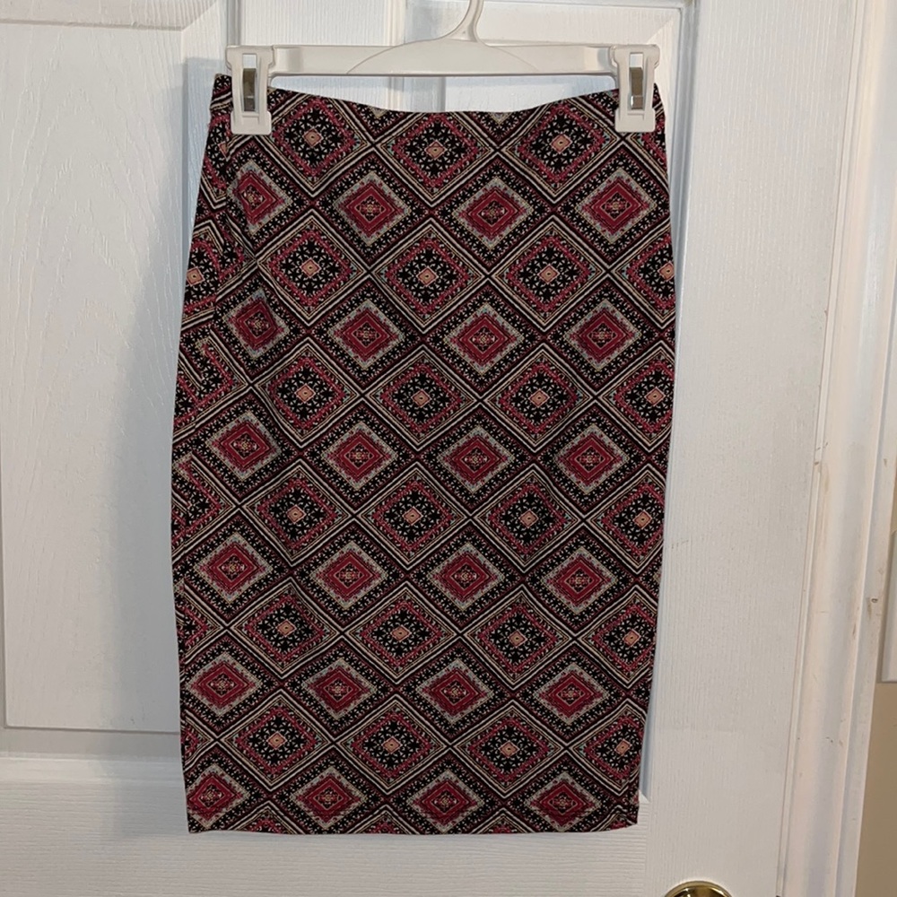 Selling patterned skirt from forever 21—good condition